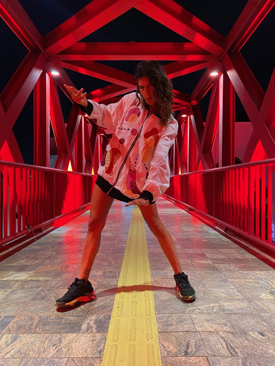 Movement on a red bridge